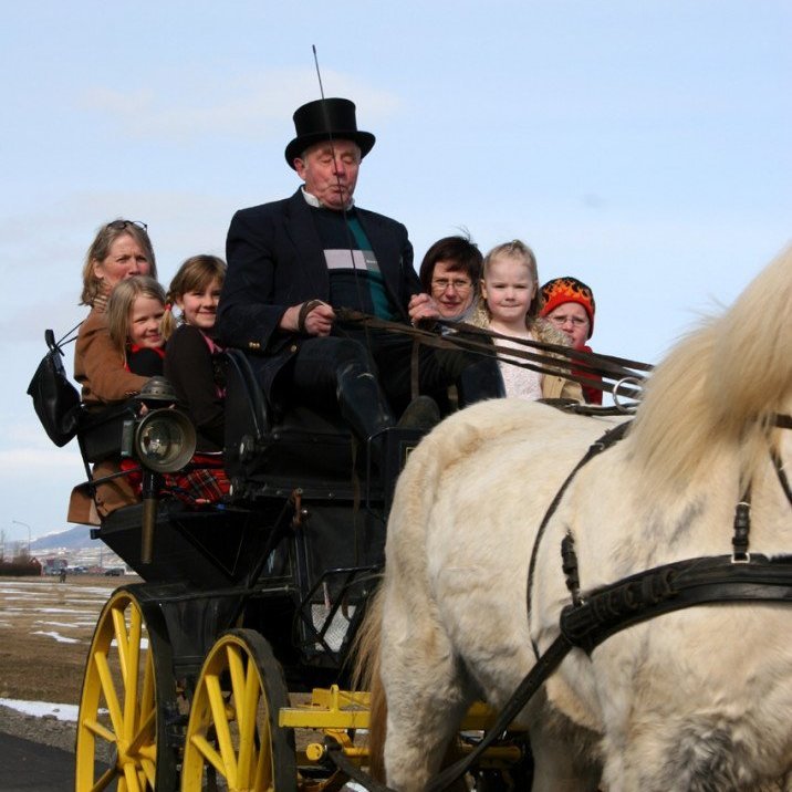 Þröngt setinn bekkurinn á vagninum.