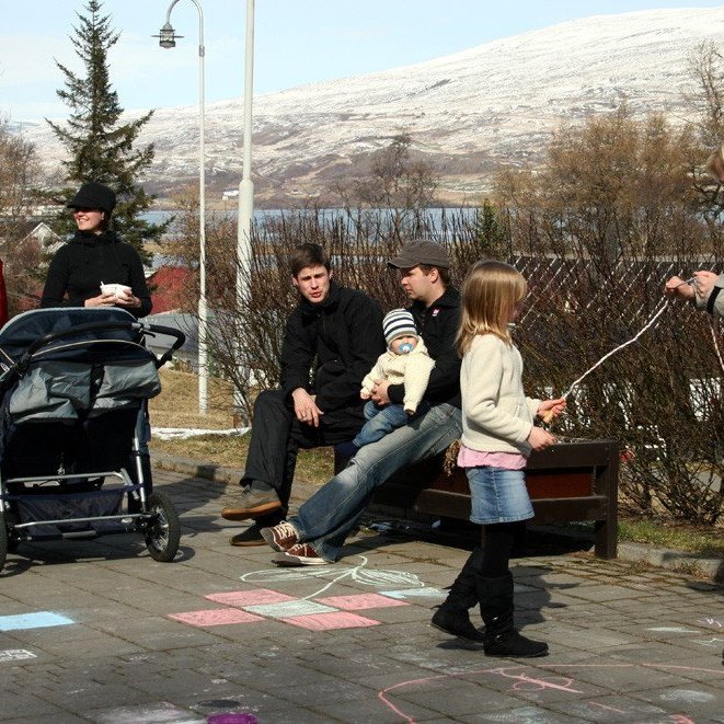 Útileikir á fyrsta sumardeginum.