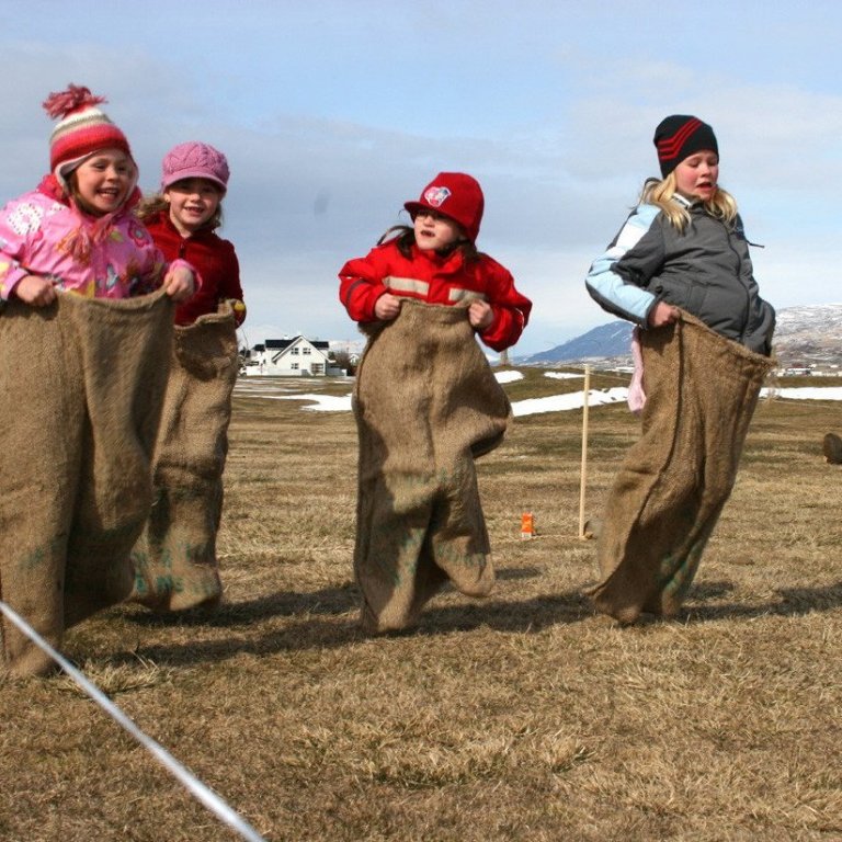 Pokahlaup fékk nýja merkingu hjá þessum stúlkum.