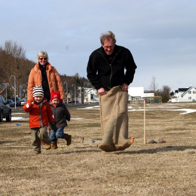 Allar kynslóðir skemmtu sér í pokahlaupinu.