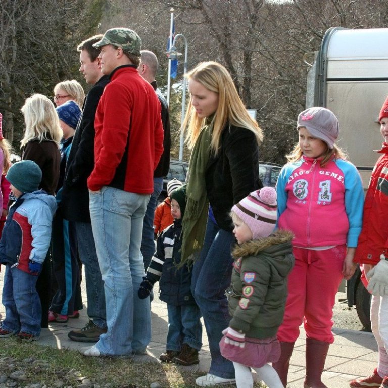 Beðið eftir vagninum.