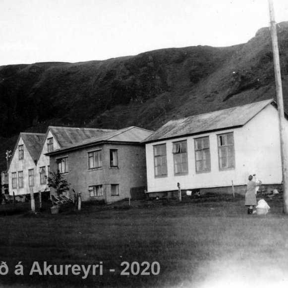 2. Kirkjubæjarklaustur einhvern tíman á milli 1942 og 1950.
Lengst til vinstri sérst í sláturhúsið byggt 1942, næst kemur gamli burstabærinn sem var reistur 1893-94. Við hliðina á honum er hús Siggeris Lárussonar, Kirkjubær 1 sem er byggt árið 1936. Lengst til hægri er gamli barnaskólinn, byggður 1917 og rifiinn 1950. Á bak við sést í gamla gistihúsið sem er byggt 1938.
Skólinn var vinnustofa Jóhannesar Kjarval árið 1945 og þar fékk ungur maður að nafni Erró að nema við fótskör meistarans, en Erró ólst upp á Kirkjubæjarklaustri.