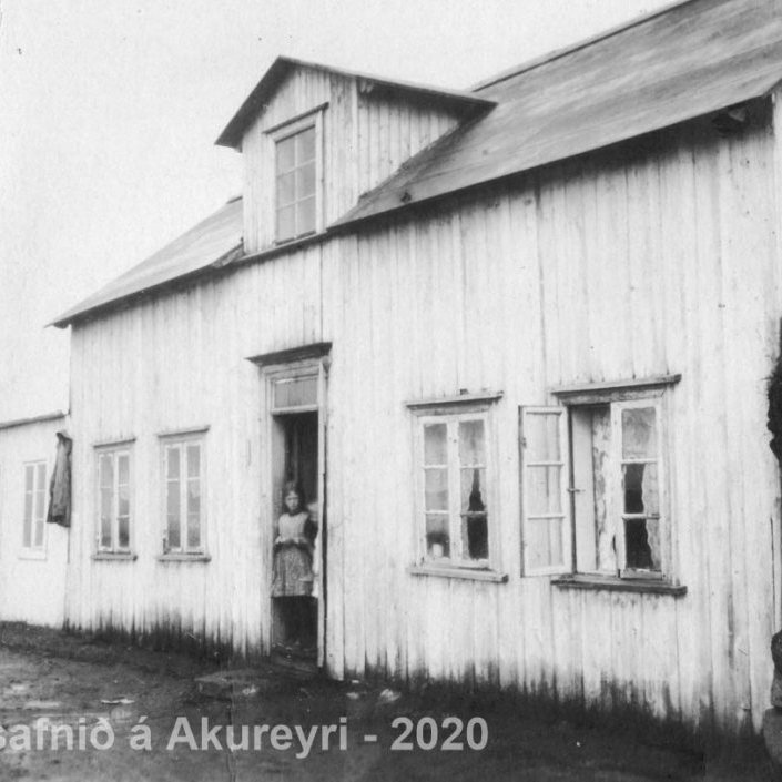 Þekkir þú… staðinn, fólkið, tilefnið eða tímann?  Sendu okkur póst minjasafnid@minjasafnid.is