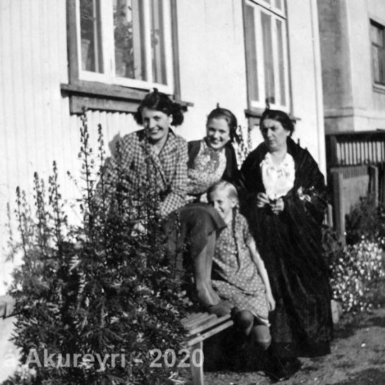 Þekkir þú… staðinn, fólkið, tilefnið eða tímann?  Sendu okkur póst minjasafnid@minjasafnid.is