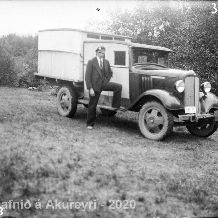 Þekkir þú… staðinn, fólkið, tilefnið eða tímann?  Sendu okkur póst minjasafnid@minjasafnid.is