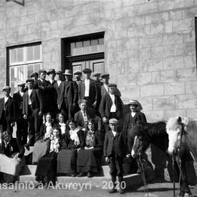 Þekkir þú… staðinn, fólkið, tilefnið eða tímann?  Sendu okkur póst minjasafnid@minjasafnid.is