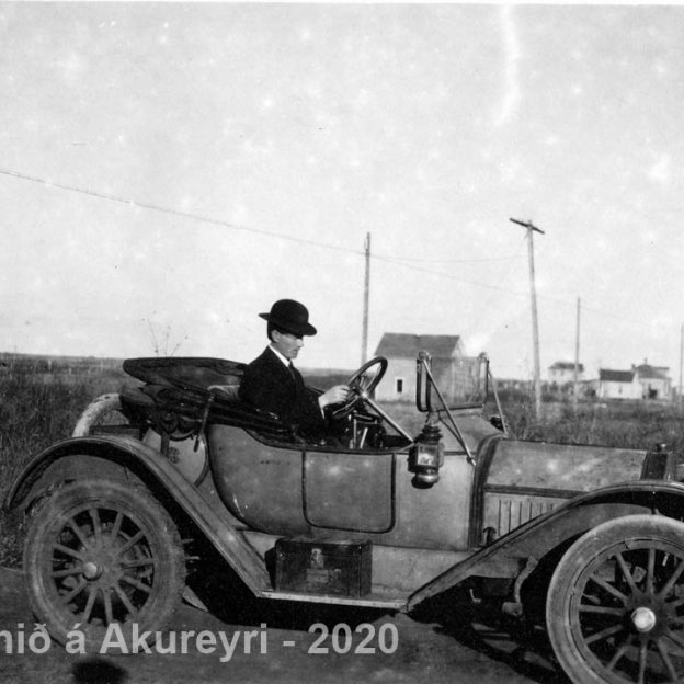 1. Jakob Kristinsson prestur í Kanada 1914-1919. Buick-Runabout CLI Roadster 1913. Líklega tekin í Kanada. Símalínan í myndinni er hengd upp á máta sem var ekki gert á Íslandi.
Þekkir þú… staðinn, fólkið, tilefnið eða tímann?  Sendu okkur póst minjasafnid@minjasafnid.is