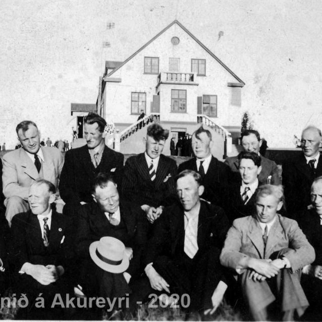 10. Skólastjórahúsið á Hvanneyri. Hópmynd af árgangi fyrrum nemenda bændaskólans.
Þekkir þú… staðinn, fólkið, tilefnið eða tímann?  Sendu okkur póst minjasafnid@minjasafnid.is