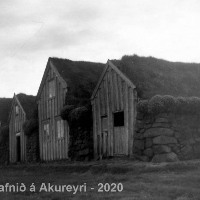 Þverá í Laxárdal Suður Þingeyjarsýslu.
Þekkir þú… staðinn, fólkið, tilefnið eða tímann?  Sendu okkur póst minjasafnid@minjasafnid.is