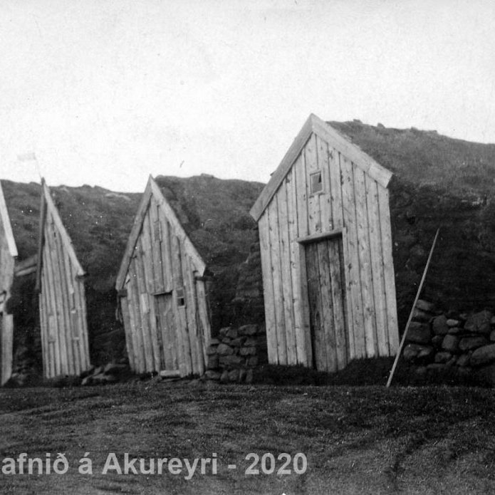 Þekkir þú… staðinn, fólkið, tilefnið eða tímann?  Sendu okkur póst minjasafnid@minjasafnid.is