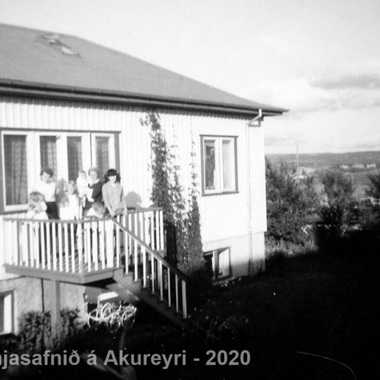 Þekkir þú… staðinn, fólkið, tilefnið eða tímann?  Sendu okkur póst minjasafnid@minjasafnid.is