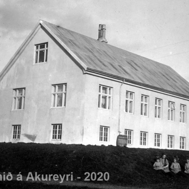 11. Gæti verið Kirkjuhvoll á Akranesi.
Þekkir þú… staðinn, fólkið, tilefnið eða tímann?  Sendu okkur póst minjasafnid@minjasafnid.is