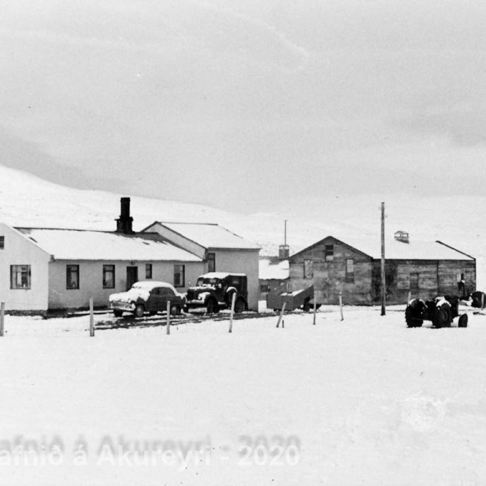 111. Bærinn Eyrarland í Deildardal upp af Hofsósi í Skagafirði.
Þekkir þú… staðinn, fólkið, tilefnið eða tímann?  Sendu okkur póst minjasafnid@minjasafnid.is