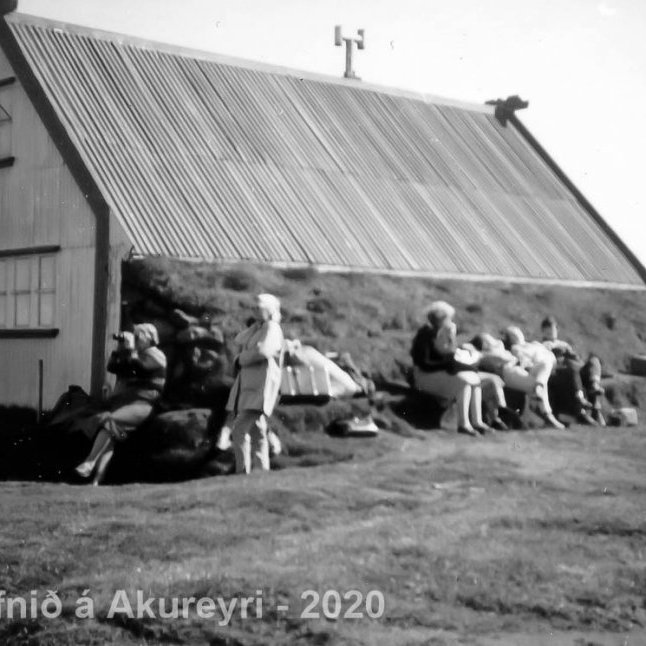 121. Skáli Ferðafélags Íslands í Hvítárnesi þar var mikill draugagangur.
Þekkir þú… staðinn, fólkið, tilefnið eða tímann?  Sendu okkur póst minjasafnid@minjasafnid.is