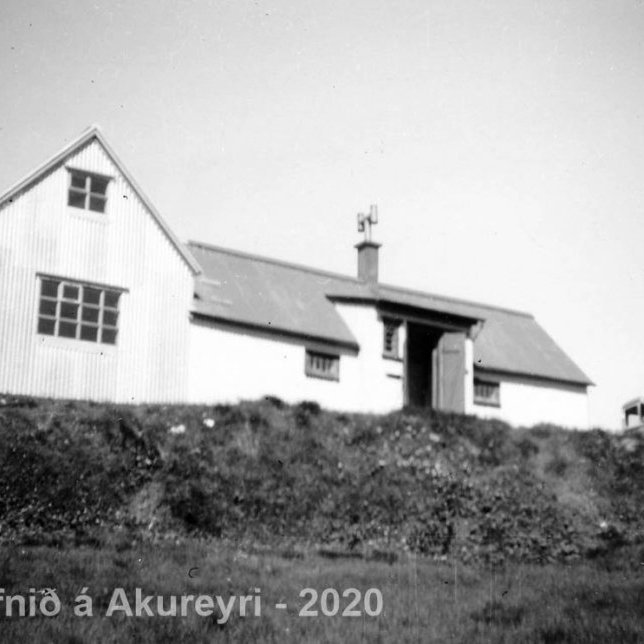 122. Tillaga: Skáli Ferðafélags Íslands í Kerlingafjöllum.
Þekkir þú… staðinn, fólkið, tilefnið eða tímann?  Sendu okkur póst minjasafnid@minjasafnid.is