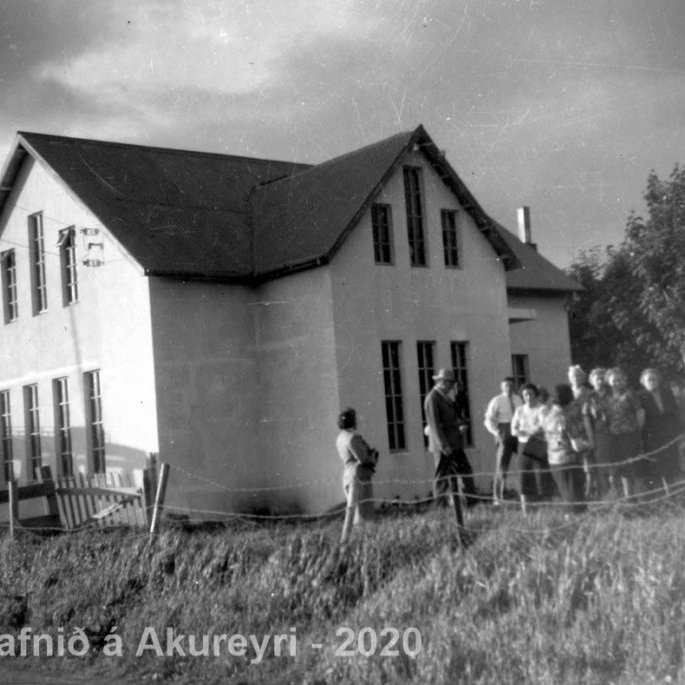 127. Húsmæðraskólinn á Löngumýri í Skagafirði.
Þekkir þú… staðinn, fólkið, tilefnið eða tímann?  Sendu okkur póst minjasafnid@minjasafnid.is