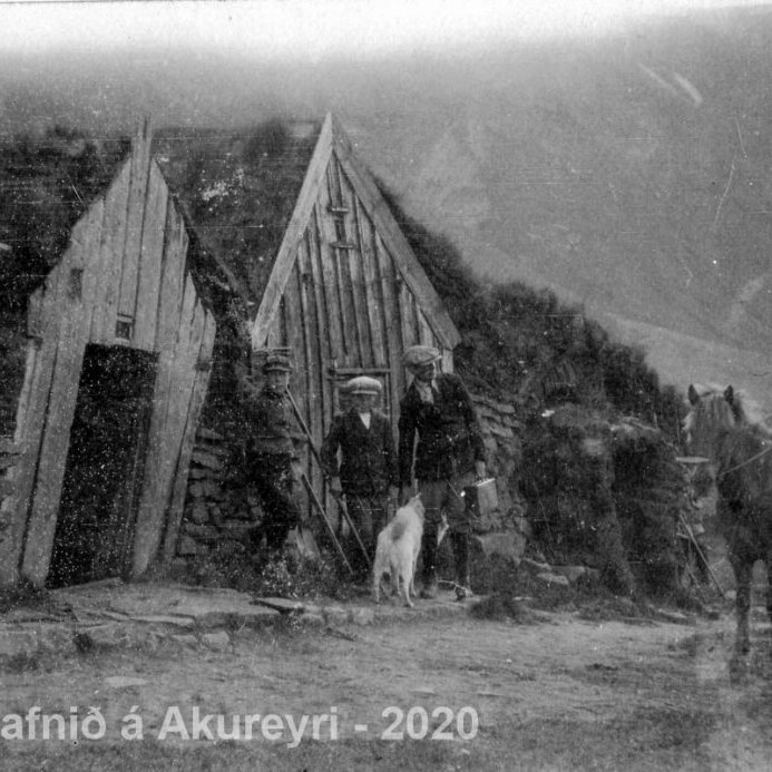 Þekkir þú… staðinn, fólkið, tilefnið eða tímann?  Sendu okkur póst minjasafnid@minjasafnid.is