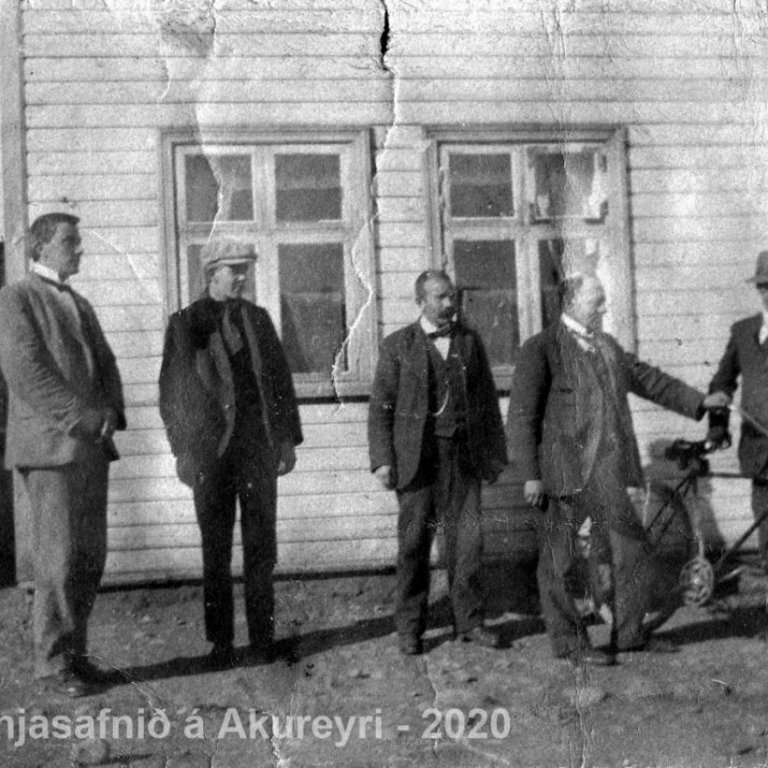 Þekkir þú… staðinn, fólkið, tilefnið eða tímann?  Sendu okkur póst minjasafnid@minjasafnid.is