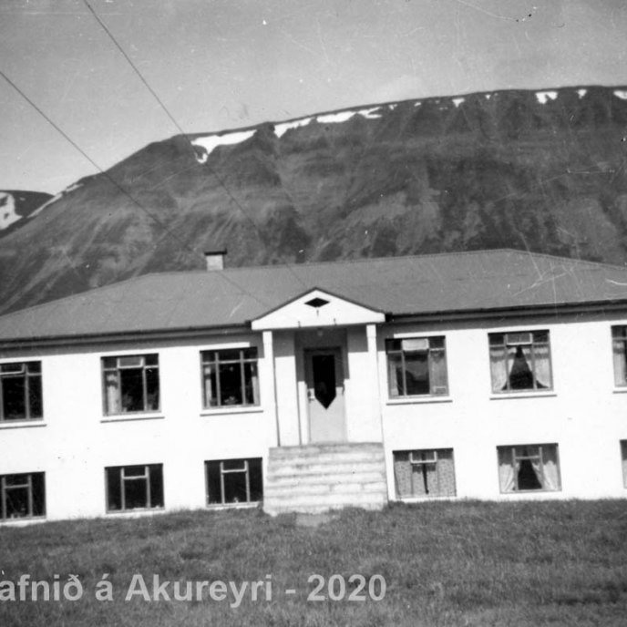 130. Tilgáta: Bær við Ljósavatn.
Þekkir þú… staðinn, fólkið, tilefnið eða tímann?  Sendu okkur póst minjasafnid@minjasafnid.is