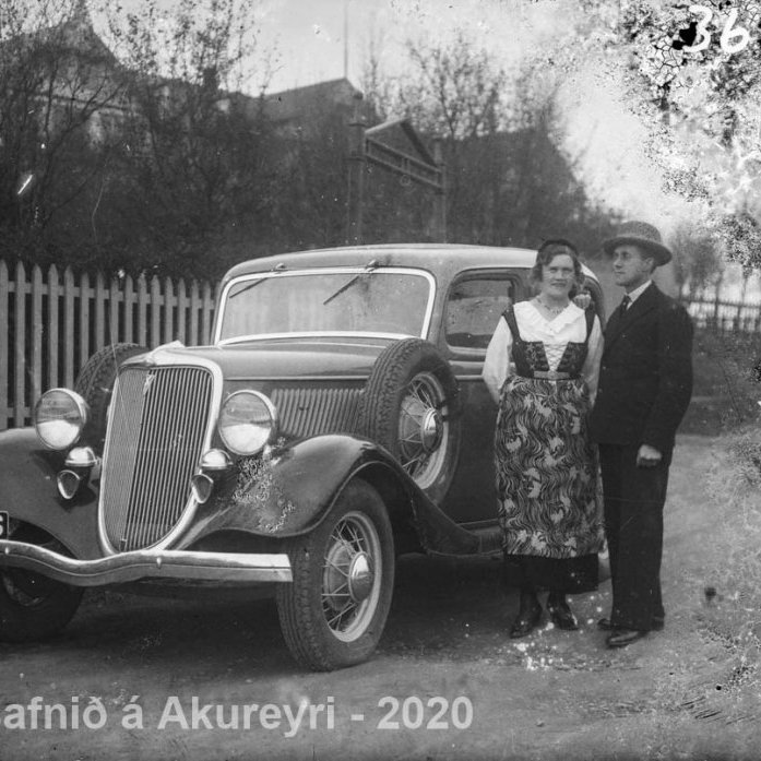 135. Hjónin Georg og Sigríður sem bjuggu í Glerárgötu 6. Georg var leigubílstjóri og ökukennari.
Þekkir þú… staðinn, fólkið, tilefnið eða tímann?  Sendu okkur póst minjasafnid@minjasafnid.is