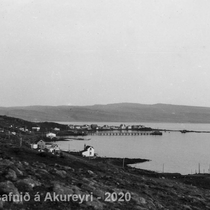 138. Hólmavík.
Þekkir þú… staðinn, fólkið, tilefnið eða tímann?  Sendu okkur póst minjasafnid@minjasafnid.is