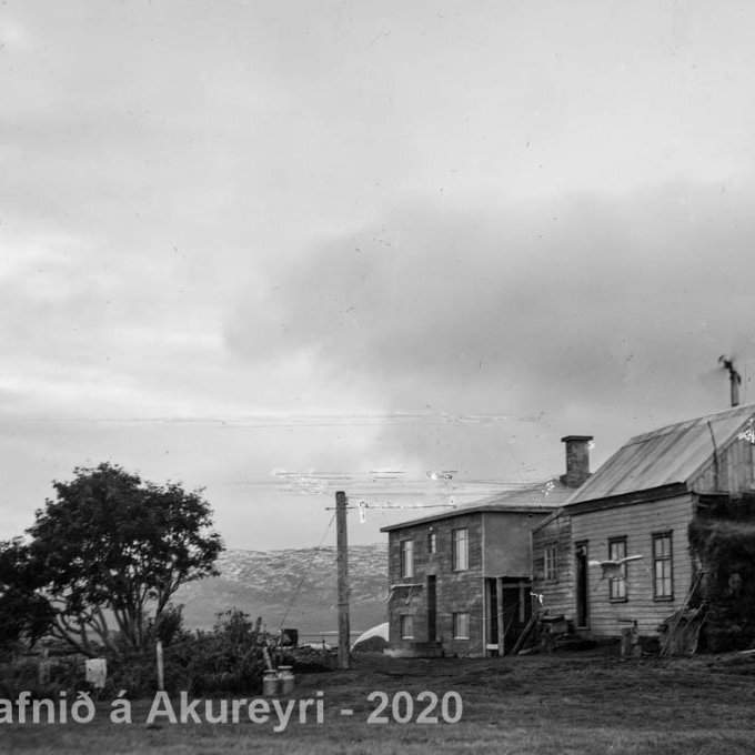 Þekkir þú… staðinn, fólkið, tilefnið eða tímann?  Sendu okkur póst minjasafnid@minjasafnid.is