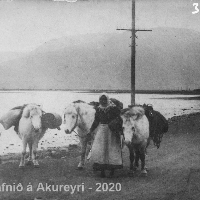 140. Tillaga: Fjaran Akureyri. Krókeyrin í fjarska.
Þekkir þú… staðinn, fólkið, tilefnið eða tímann?  Sendu okkur póst minjasafnid@minjasafnid.is