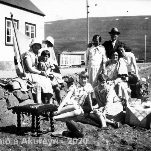 15.  Í fjörunni sunnan við Gránu á Akureyri.
Þekkir þú… staðinn, fólkið, tilefnið eða tímann?  Sendu okkur póst minjasafnid@minjasafnid.is