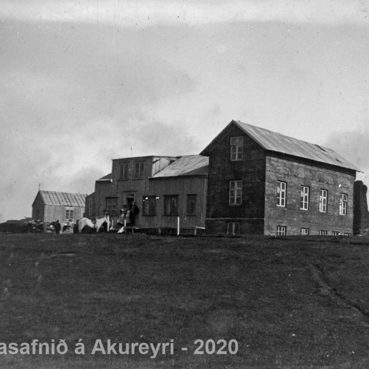 Þekkir þú… staðinn, fólkið, tilefnið eða tímann?  Sendu okkur póst minjasafnid@minjasafnid.is