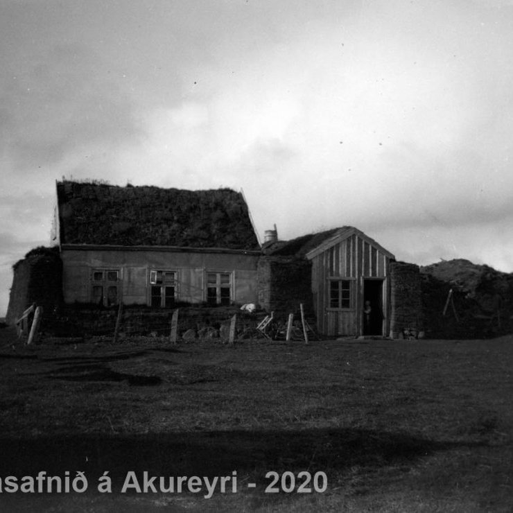 Þekkir þú… staðinn, fólkið, tilefnið eða tímann?  Sendu okkur póst minjasafnid@minjasafnid.is