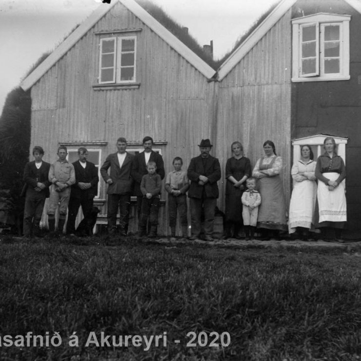 Þekkir þú… staðinn, fólkið, tilefnið eða tímann?  Sendu okkur póst minjasafnid@minjasafnid.is