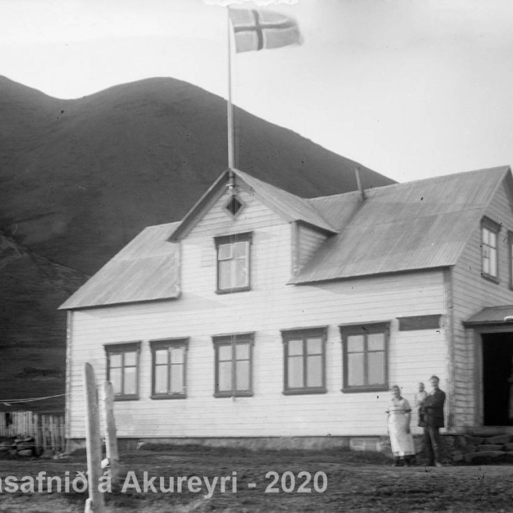 Þekkir þú… staðinn, fólkið, tilefnið eða tímann?  Sendu okkur póst minjasafnid@minjasafnid.is