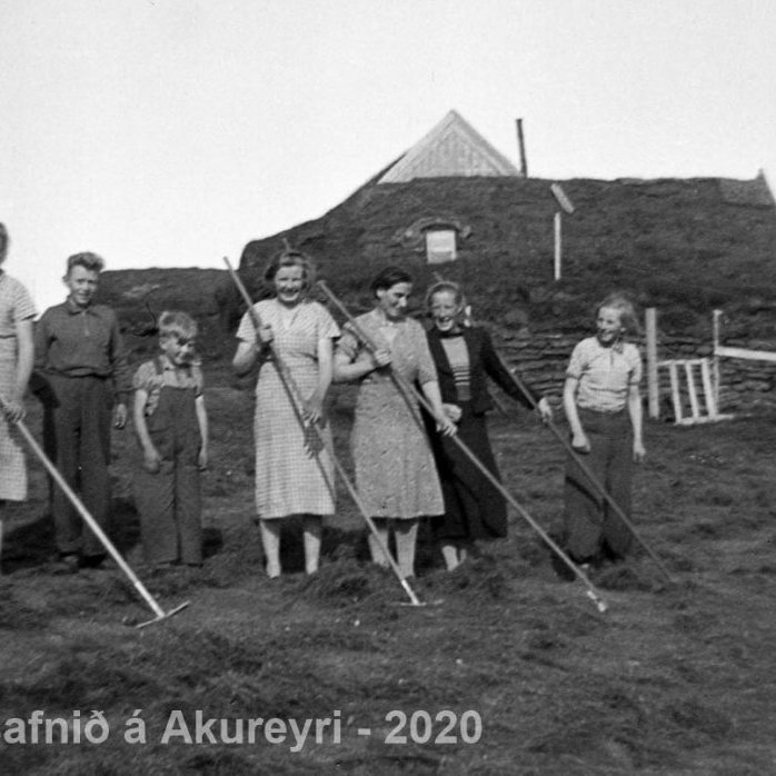 Þekkir þú… staðinn, fólkið, tilefnið eða tímann?  Sendu okkur póst minjasafnid@minjasafnid.is