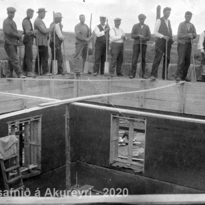 Þekkir þú… staðinn, fólkið, tilefnið eða tímann?  Sendu okkur póst minjasafnid@minjasafnid.is