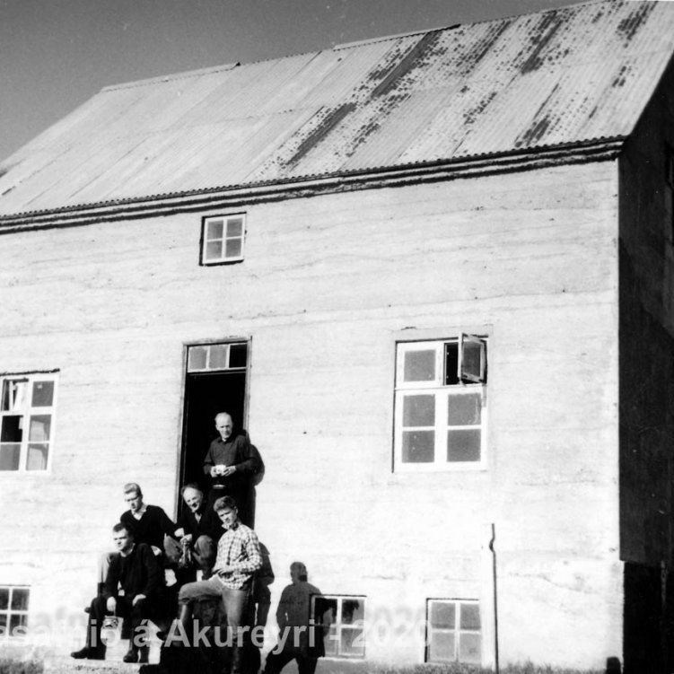23. Naustavík í Náttfaravíkum.
Árni Jóhannesson, mjólkurfræðingur stendur í dyrum. Jón Sigurgeirsson frá Helluvaði situr í tröppunum.
Þekkir þú… staðinn, fólkið, tilefnið eða tímann?  Sendu okkur póst minjasafnid@minjasafnid.is