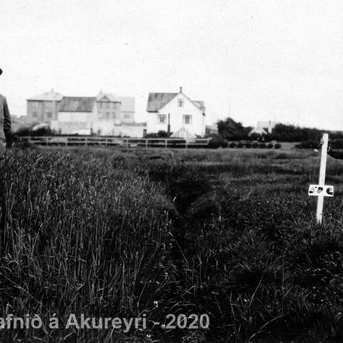 Þekkir þú… staðinn, fólkið, tilefnið eða tímann?  Sendu okkur póst minjasafnid@minjasafnid.is