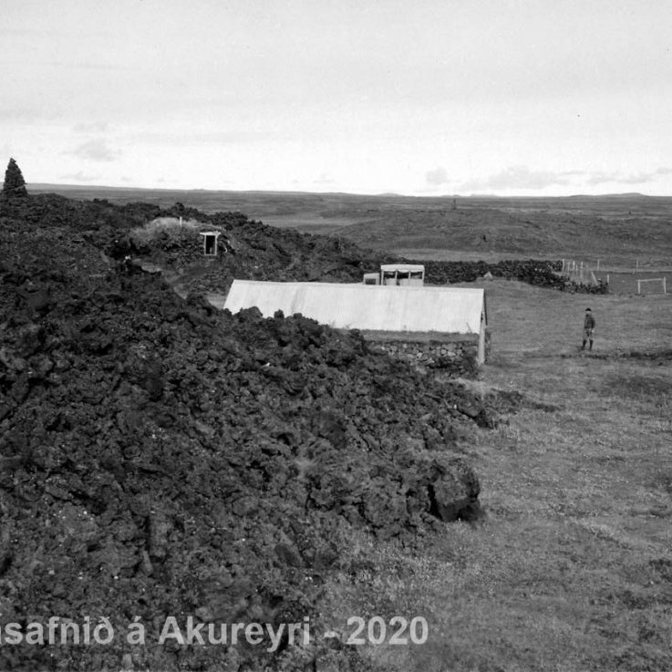 27. Gangnamannakofinn Péturskirkja við Hrauntagl. Stóra húsið er hesthús.
Þekkir þú… staðinn, fólkið, tilefnið eða tímann?  Sendu okkur póst minjasafnid@minjasafnid.is