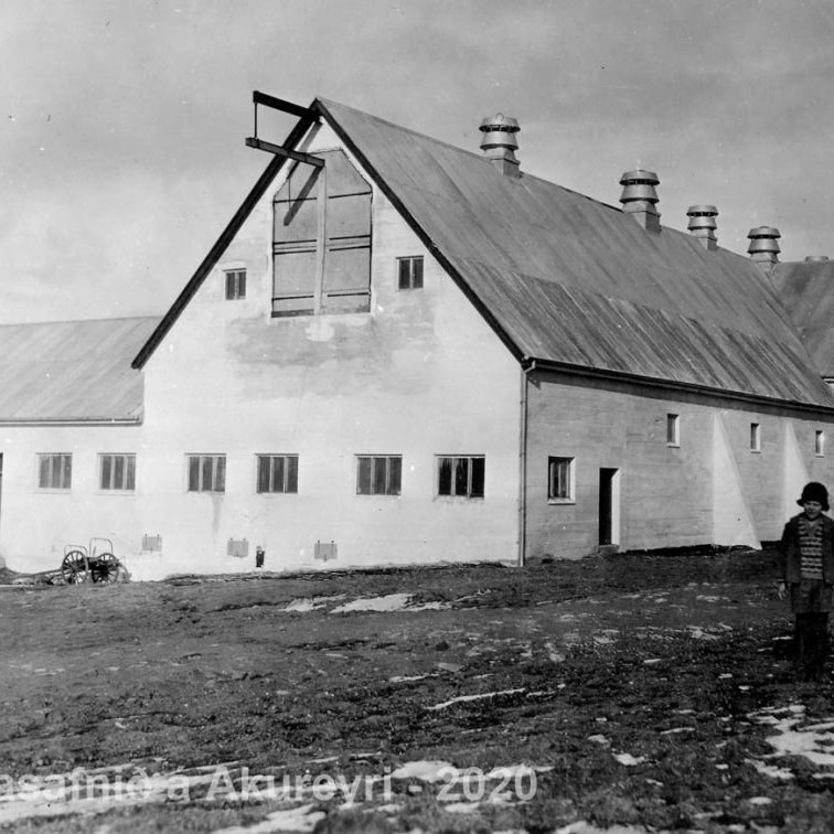 28. Halldórsfjós Hvanneyri. / Hvanneyrarfjósið.
Þekkir þú… staðinn, fólkið, tilefnið eða tímann?  Sendu okkur póst minjasafnid@minjasafnid.is