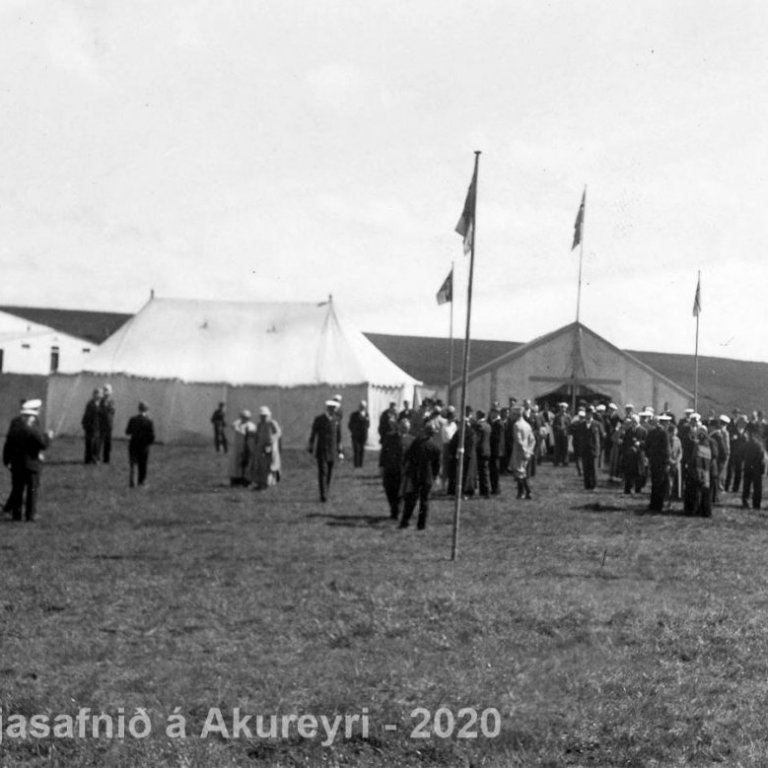 Þekkir þú… staðinn, fólkið, tilefnið eða tímann?  Sendu okkur póst minjasafnid@minjasafnid.is