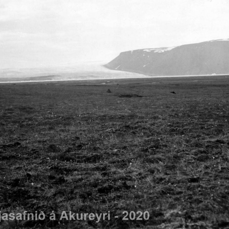 30. Þarna glittir í jökulinn og elsta skála Ferðafélags Íslands í Hvítárnesi. 
Þekkir þú… staðinn, fólkið, tilefnið eða tímann?  Sendu okkur póst minjasafnid@minjasafnid.is