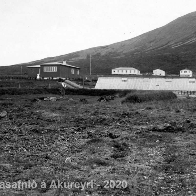 Þekkir þú… staðinn, fólkið, tilefnið eða tímann?  Sendu okkur póst minjasafnid@minjasafnid.is
