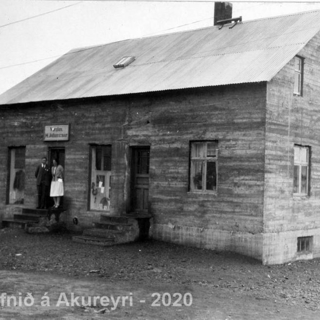 35. Verslun Haraldar Júlíussonar Aðalgötu 24 Sauðárkróki.
Þekkir þú… staðinn, fólkið, tilefnið eða tímann?  Sendu okkur póst minjasafnid@minjasafnid.is