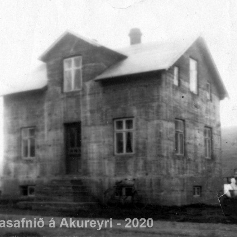 Þekkir þú… staðinn, fólkið, tilefnið eða tímann?  Sendu okkur póst minjasafnid@minjasafnid.is