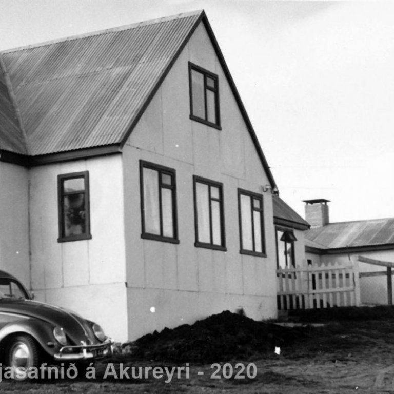 43. Bifreið Lenharðs Helgasonar A-44.
Þekkir þú… staðinn, fólkið, tilefnið eða tímann?  Sendu okkur póst minjasafnid@minjasafnid.is