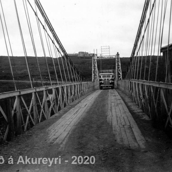 44. Þjórsá og bærinn Þjórsártún.
Þekkir þú… staðinn, fólkið, tilefnið eða tímann?  Sendu okkur póst minjasafnid@minjasafnid.is