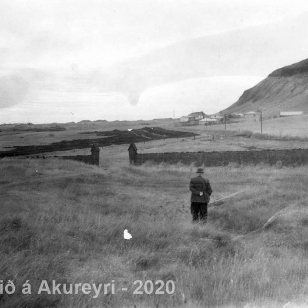 45. Kirkjubæjarklaustur.
Þekkir þú… staðinn, fólkið, tilefnið eða tímann?  Sendu okkur póst minjasafnid@minjasafnid.is