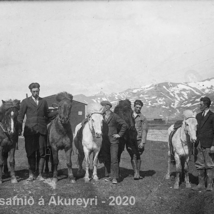 47. Haganesvík í Fljótum. Bergur Guðmundsson annar frá vinstri.
Þekkir þú… staðinn, fólkið, tilefnið eða tímann?  Sendu okkur póst minjasafnid@minjasafnid.is