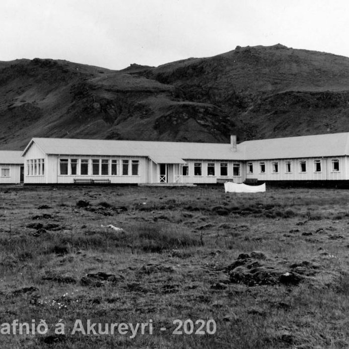 50. Heilsuhæli Náttúrulækningafélags Íslands Hveragerði. Elsta byggingin, herbergisálman til hægri, starfsmannaíbúðir að baki.
Þekkir þú… staðinn, fólkið, tilefnið eða tímann?  Sendu okkur póst minjasafnid@minjasafnid.is