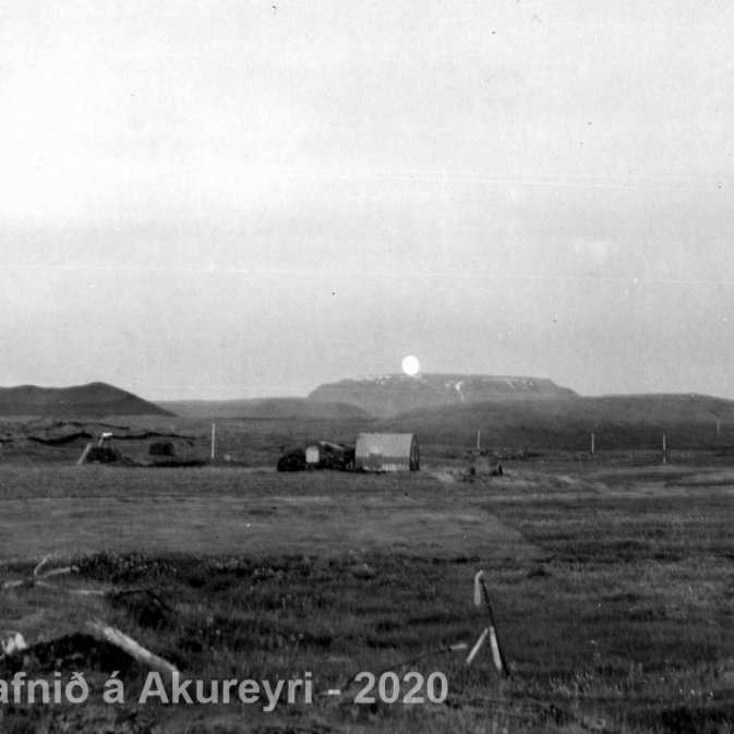 53. Reykjahlíð, Hverfjall, Bláfjall og Mývatn.
Þekkir þú… staðinn, fólkið, tilefnið eða tímann?  Sendu okkur póst minjasafnid@minjasafnid.is