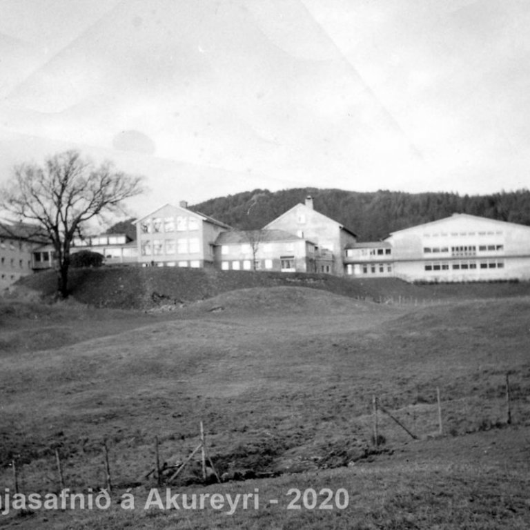 54. Skóli? Hótel? Heilsuhæli eða sjúkrahús?
Þekkir þú… staðinn, fólkið, tilefnið eða tímann?  Sendu okkur póst minjasafnid@minjasafnid.is